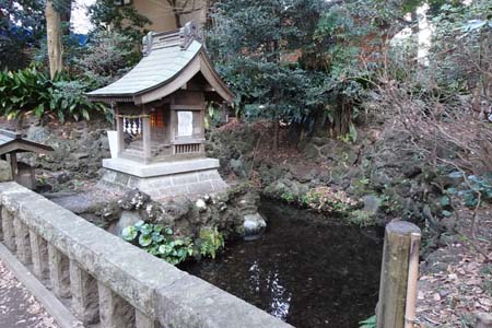 横浜市泉区・御霊神社の池の中に弁天社