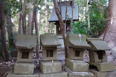 横浜市泉区・御霊神社の石祠