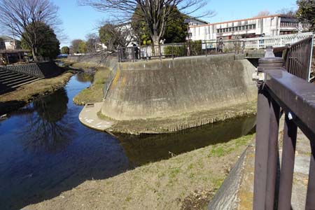 横浜市戸塚区・流れ込む川は名瀬川