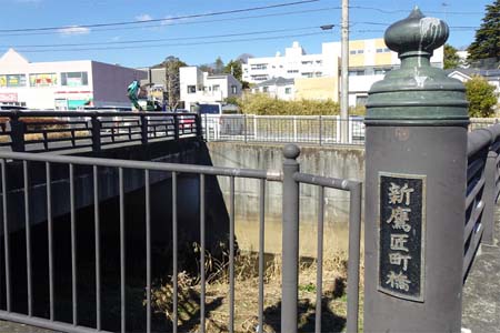 横浜市泉区・新鷹匠町橋の右手は三嶋神社