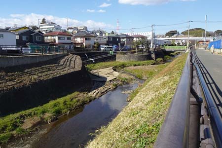 横浜市泉区・流の中の出会いのまほろばも親水広場