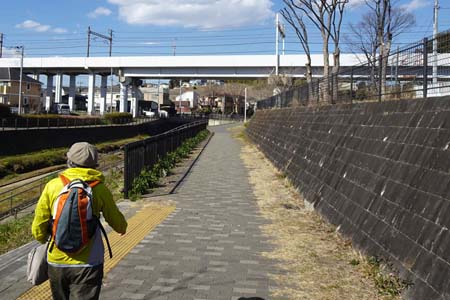 横浜市泉区・遊歩道の先にいずみ野線の高架橋