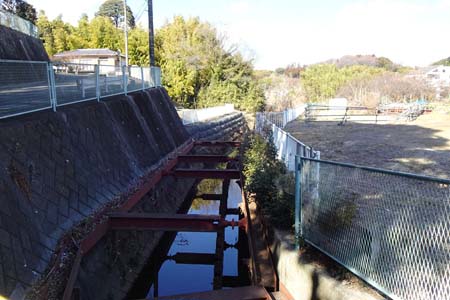 横浜市瀬谷区・橋の先に流れがあるが道はない