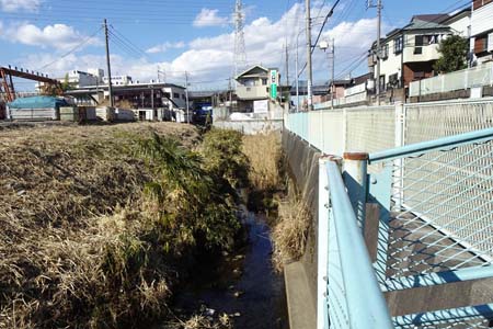横浜市瀬谷区・瀬谷柏尾道路わきに側溝のような流れ