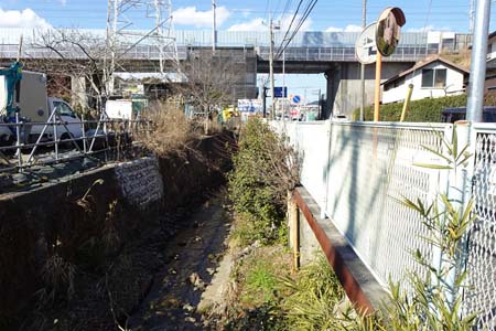 横浜市瀬谷区・流の先に新幹線の高架橋