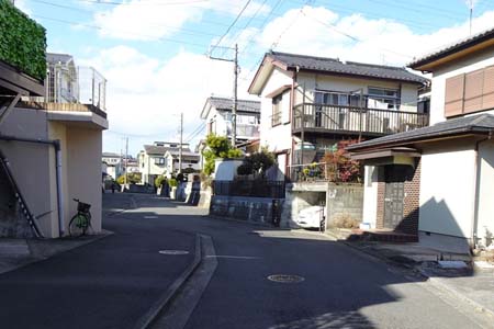 横浜市瀬谷区・住宅地の中の道の下に阿久和川