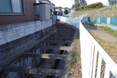 横浜市瀬谷区・梯子状開渠の脇に細い道が続くが