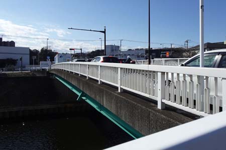 藤沢市・柏尾川を渡る田谷藤沢線