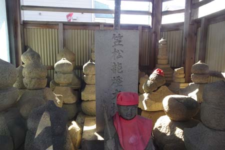 藤沢市・南町稲荷社に五輪塔や石仏が祀られています