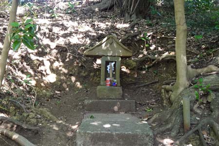 藤沢市・御霊神社の十二天王社石祠