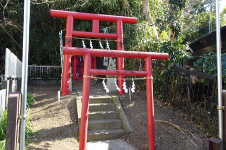 藤沢市・内出町稲荷社の赤い鳥居
