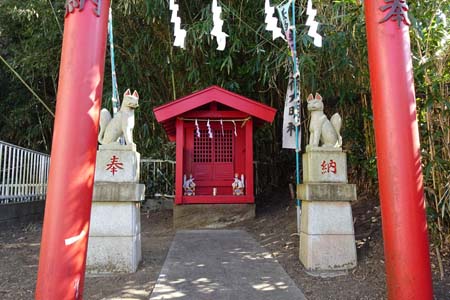 藤沢市・内出町稲荷社の祠