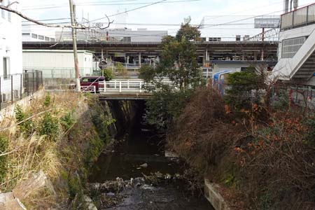 横浜市戸塚区・大船駅のホームは砂押川の上