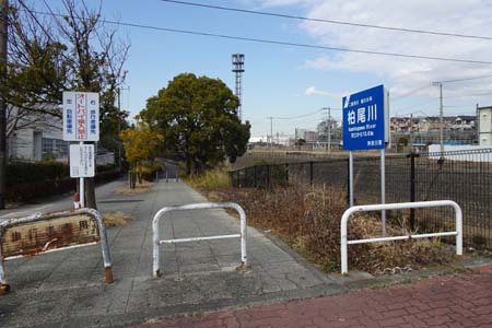 横浜市戸塚区・柏尾川沿いに遊歩道