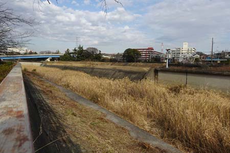 横浜市戸塚区・遊水地の越流堤