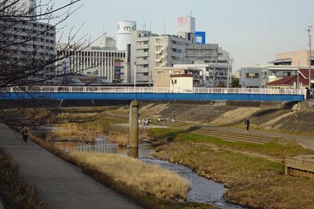 横浜市戸塚区・橋の先は戸塚駅