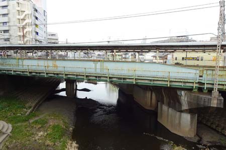横浜市戸塚区・戸塚駅のホームは柏尾川の上