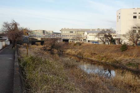 横浜市戸塚区・柏尾川からＪＲの線路を渡り