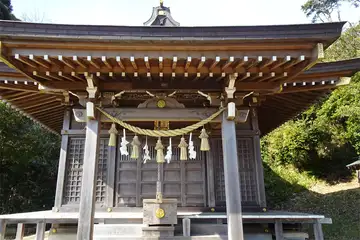 川名御霊神社のしめ縄が張られた拝殿