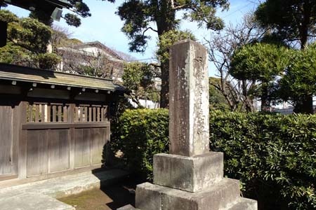 藤沢市・弥勒寺の山門わきに耀山弥勒寺の石柱