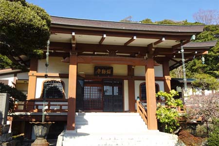 藤沢市・弥勒寺のコンクリート造りの本堂