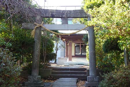 藤沢市・小塚荒神神社の参道に石鳥居