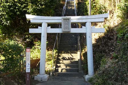 藤沢市・高谷大神宮の参道に石鳥居