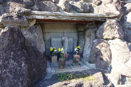 藤沢市・長福寺の里山陵墓に石仏