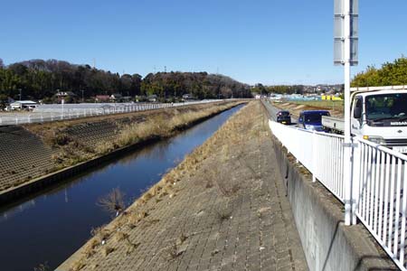 横浜市戸塚区・境川沿いに舗装道路