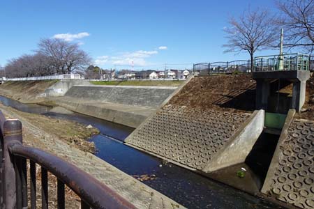 横浜市泉区・対岸の遊水池に越流提