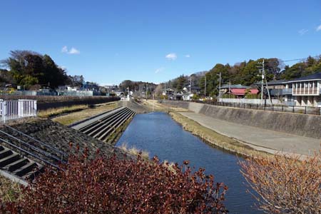 横浜市瀬谷区・宮沢遊水池の越水提