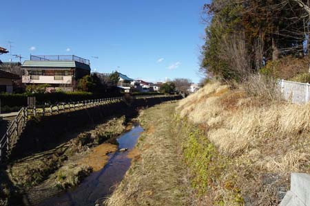 横浜市瀬谷区・赤茶色の川底が見える