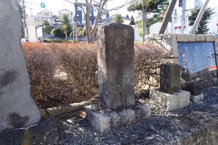 横浜市瀬谷区・古い石橋供養塔