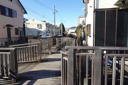 横浜市瀬谷区・細い側溝の脇に木の遊歩道