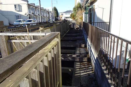 横浜市瀬谷区・遊歩道の脇は梯子状の明渠