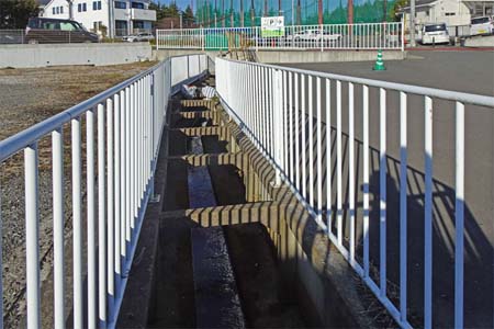 横浜市瀬谷区・流の先は道路の下へ