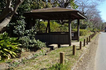 新治市民の森から横浜高尾山・遊歩道にはあずま屋