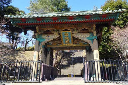 所沢市・不動寺の山門に台徳院の扁額