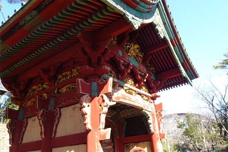 所沢市・不動寺に極彩色の御成門