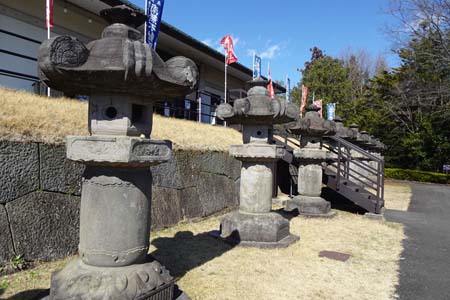 所沢市・不動寺の本堂に石灯篭