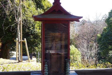 所沢市・不動寺の鐘楼に観音様
