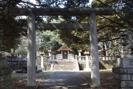 東大和市・玉湖神社の鳥居先に小さな社
