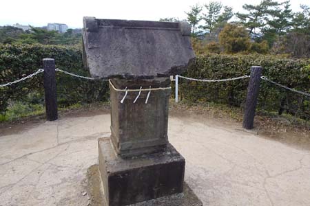 狭山丘陵・山頂に石祠