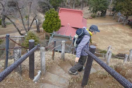 所沢市・荒幡富士の階段を下って