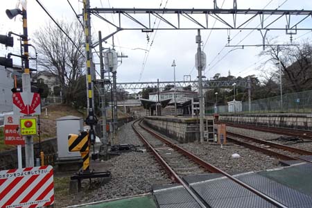 狭山丘陵・踏切の先は西武園駅
