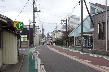 狭山丘陵・市街地の先は東村山駅