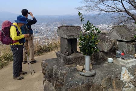 八王子丘陵・茶臼山山頂に石祠