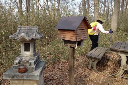 八王子丘陵・荒神山に石祠