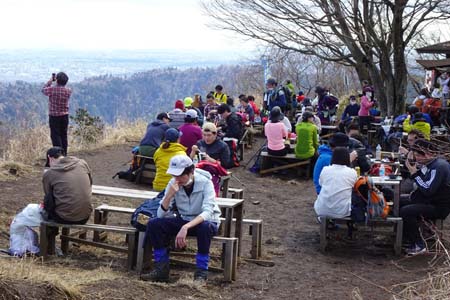 裏高尾から木下沢・景信山山頂はたくさんの人であふれています