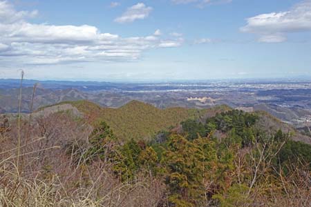 裏高尾から木下沢・景信山山頂から眺める都心のビル群